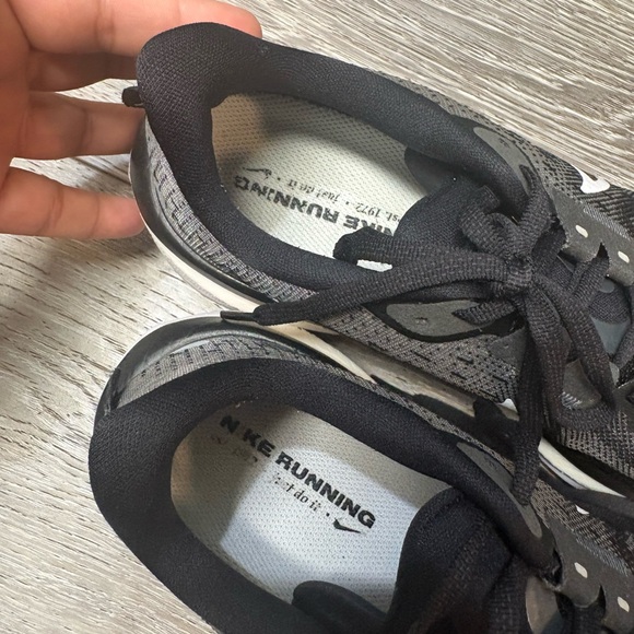 Nike vomero 17 women’s running black and White shoes - Picture 9 of 10